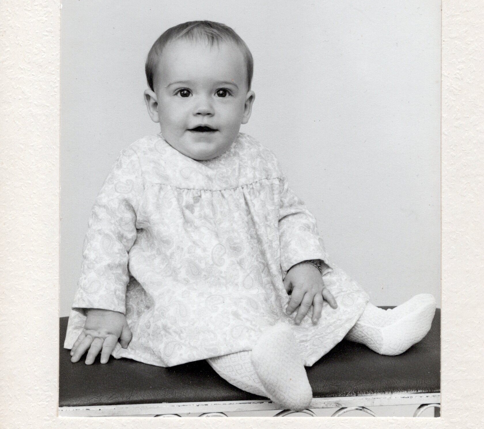 旧黑白照片中的微笑婴儿。